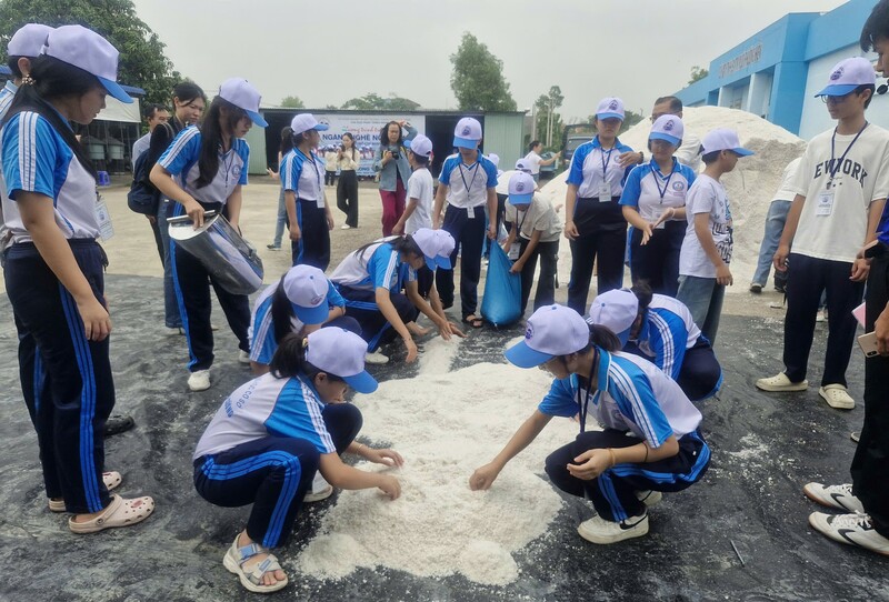 Các em học sinh đắp tượng từ hạt mối. Ảnh: Sao Mai