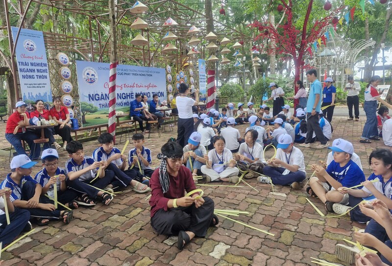 Học sinh trải nghiệm làm đồ chơi dân gian. Ảnh: Sao Mai