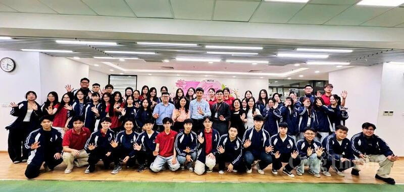 Sinh viên Trường Đại học Kinh tế, ĐHQGHN tham quan học tập tại Tập đoàn Misa.