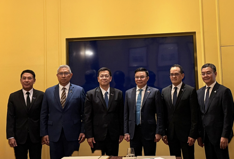 Bộ trưởng chụp ảnh với các Lãnh đạo Tập đoàn năng lượng quốc gia Thái Lan PTT và Công ty Thăm dò khai thác dầu khí.