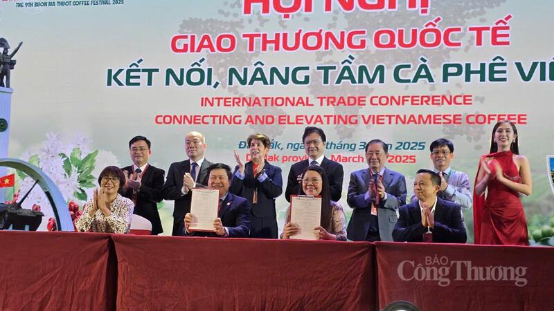 Các doanh nghiệp ký kết hợp tác tại Hội nghị giao thương quốc tế kết nối, nâng tầm cà phê Việt trong chuỗi sự kiện của Lễ hội cà phê Buôn Ma Thuột lần thứ 9 năm 2025. Ảnh: Lê Sơn