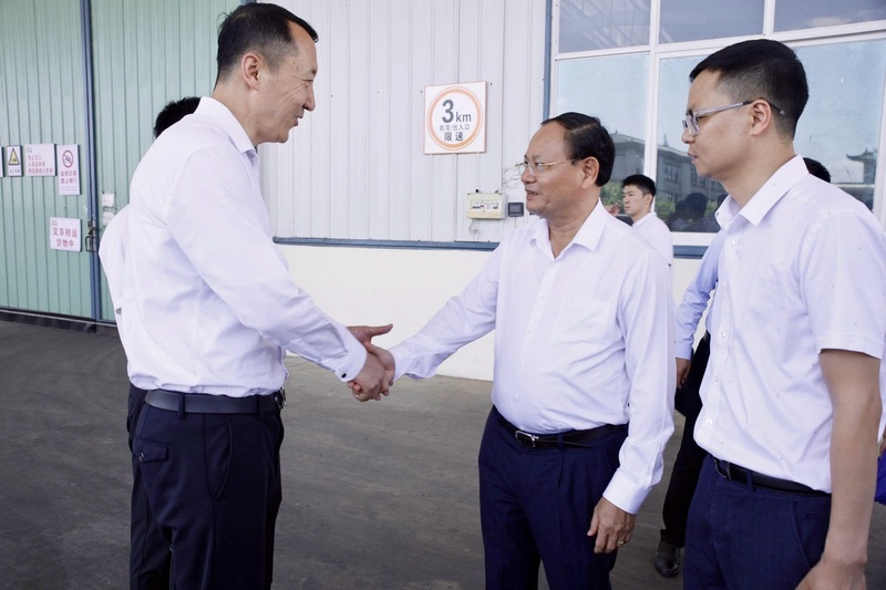 Bí thư Tỉnh ủy Lai Châu Lê Minh Ngân bày tỏ mong muốn Công ty TNHH Gia công sản phẩm nông nghiệp Hồng Bân quan tâm tạo điều kiện để các doanh nghiệp của Lai Châu kết nối, cung ứng các mặt hàng nông sản địa phương vào chuỗi sản xuất, chế biến trong thời gian tới. Ảnh: CTV