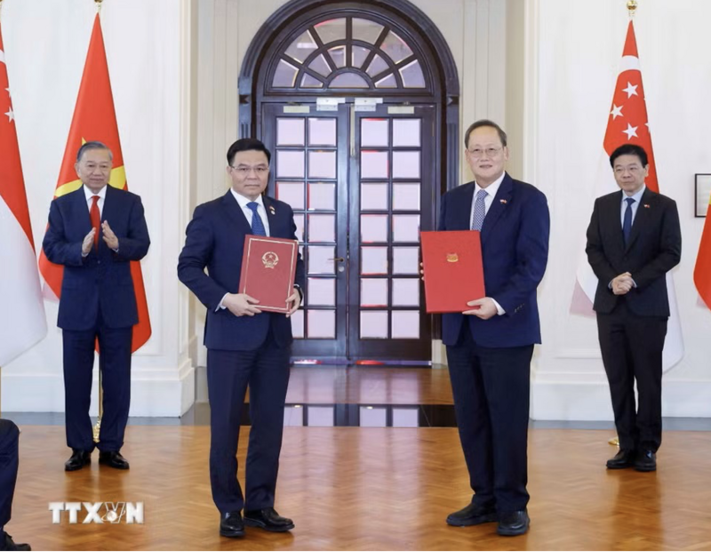 Bộ trưởng Lê Mạnh Hùng và Bộ trưởng phụ trách Năng lượng và Khoa học - Công nghệ Singapore Tan See Leng đã cùng đưa ra Tuyên bố chung Việt Nam - Singapore về tăng cường khả năng chống chịu của chuỗi cung ứng. Ảnh: TTXVN