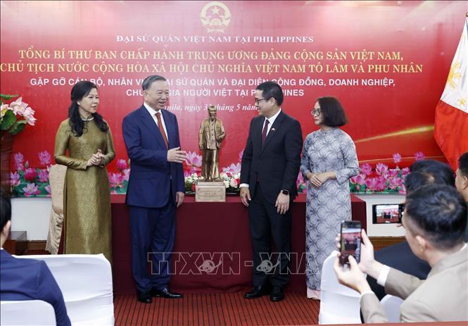 Tổng Bí thư, Chủ tịch nước Tô Lâm và Phu nhân tặng bức tượng Chủ tịch Hồ Chí Minh cho Đại sứ quán Việt Nam tại Philippines. Ảnh: Thống Nhất/TTXVN