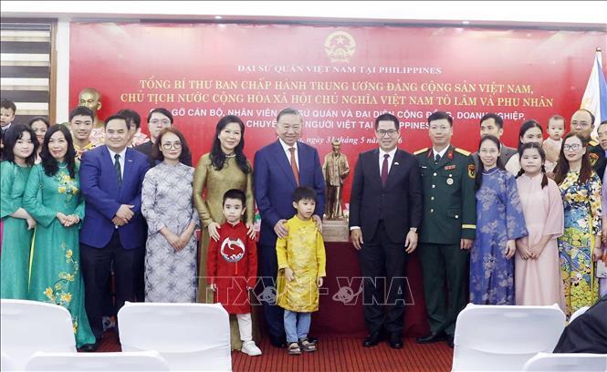 Tổng Bí thư, Chủ tịch nước Tô Lâm và Phu nhân với cán bộ, nhân viên Đại sứ quán và đại diện cộng đồng, doanh nghiệp, chuyên gia người Việt Nam tại Philippines. Ảnh: Thống Nhất/TTXVN