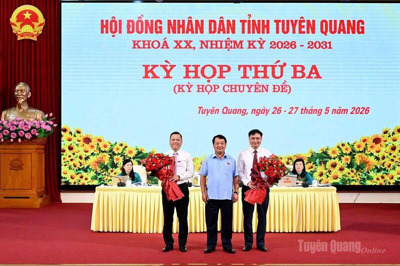 Đồng chí Bí thư Tỉnh ủy Tuyên Quang Hầu A Lềnh tặng hoa chúc mừng 2 đồng chí Phó Chủ tịch UBND tỉnh Tuyên Quang Đỗ Anh Tuấn và Đỗ Hùng Đức. Ảnh: TQO/VGP