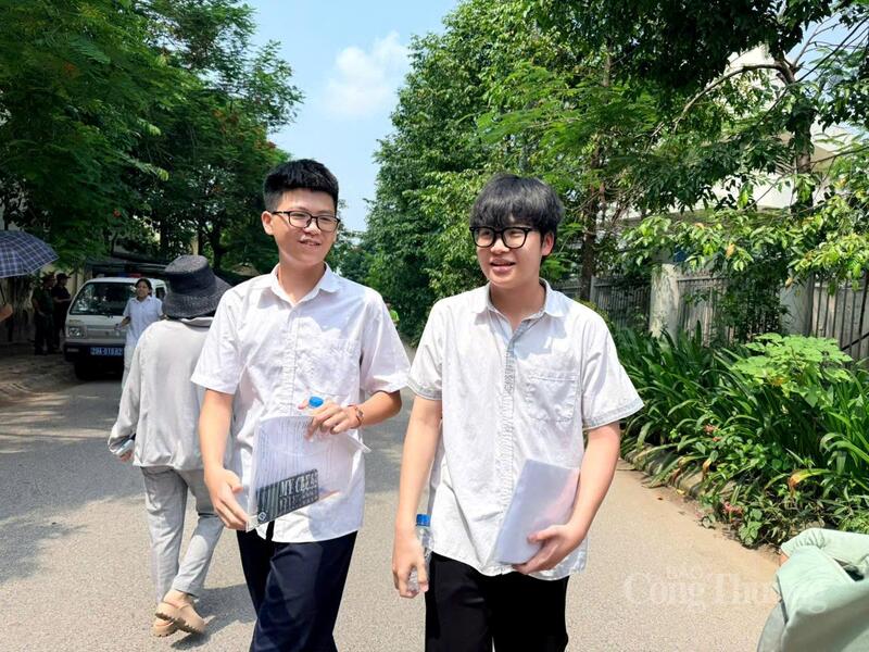 Thí sinh Phan Đức Hoàng Bách (bên phải) cho biết, dù câu hình học khó nhưng cũng khá tự tin bài thi của mình.