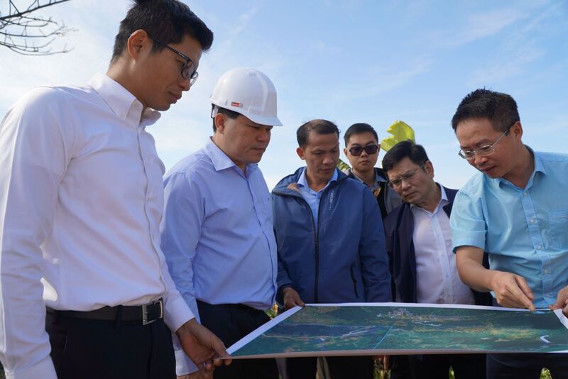 Phó Chủ tịch UBND tỉnh Quảng Ngãi Trần Phước Hiền (thứ 2 từ trái qua) đi kiểm tra tiến độ các dự án năng lượng ở phía Tây Quảng Ngãi. Ảnh: Hải Hoàng