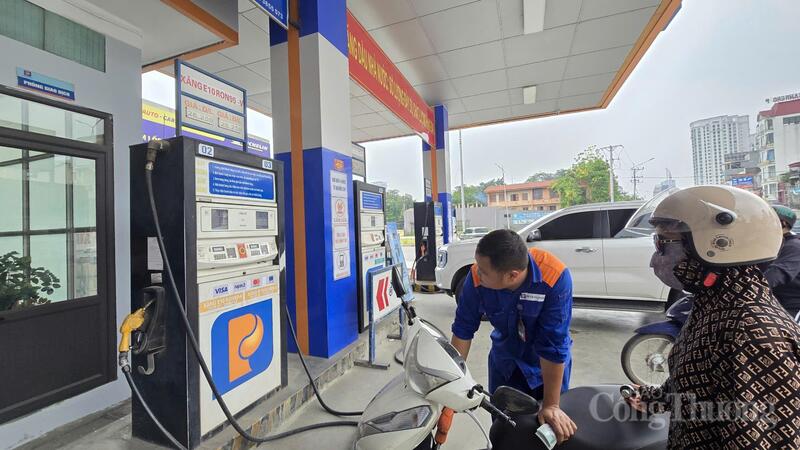 Người dân tích cực đón nhận xăng sinh học E10 khi vừa bảo vệ môi trường, vừa có giá thành rẻ hơn so với xăng khoáng.