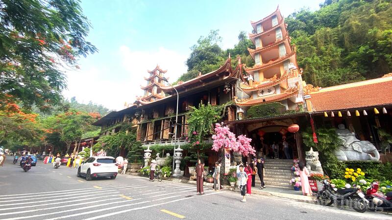 Chùa Hang, phường Đồ Sơn, TP. Hải Phòng, nơi đầu tiên Phật giáo du nhập vào Việt Nam bằng đường biển.