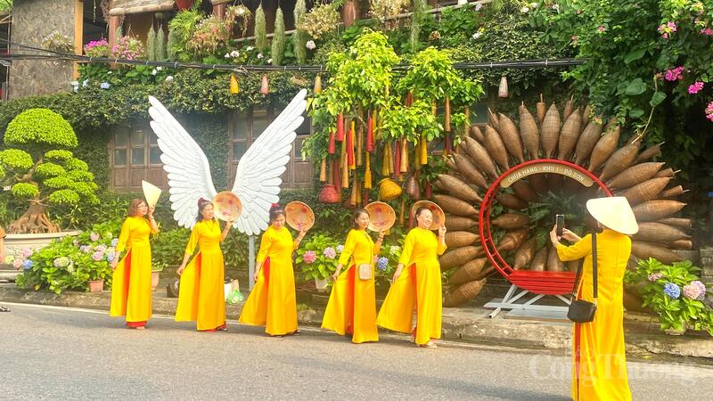 Nhiều du khách chụp ảnh lưu niệm tại Đại lễ.