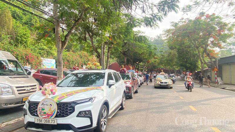 Hàng nghìn xe hoa rước Phật vòng qua các tuyến phố chính của phường Đồ Sơn, TP. Hải Phòng trong ngày Đại lễ.