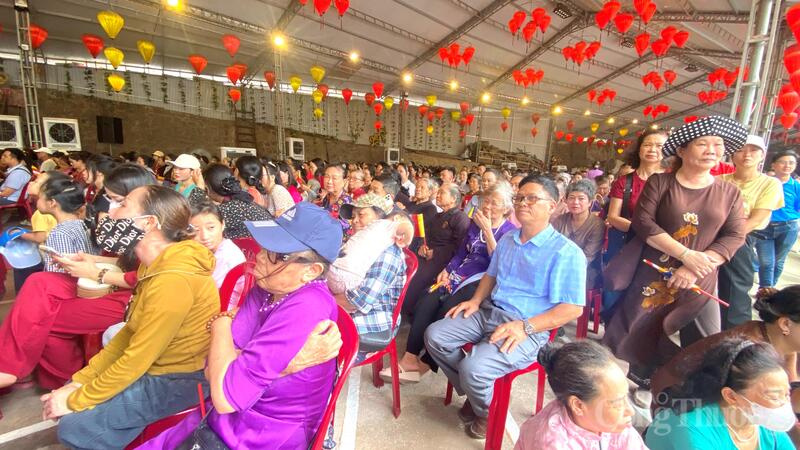 Các đại biểu và đông đảo nhân dân và du khách tham gia Đại lễ.