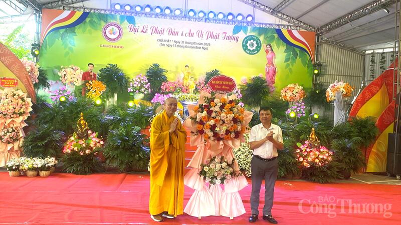 Đại diện lãnh đạo TP. Hải Phòng tặng hoa chúc mừng Đại lễ.