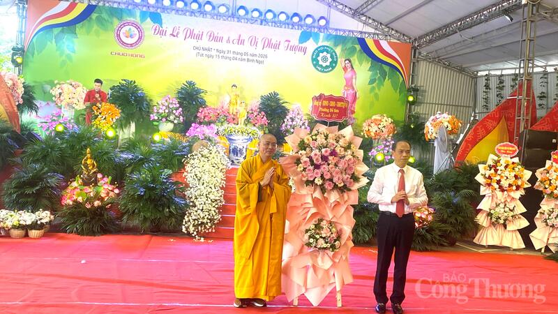 Lãnh đạo địa phương tặng hoa chúc mừng.