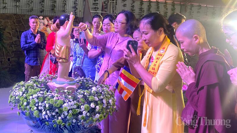 Các Tăng ni, Phật tử thực hiện nghi lễ tại Đại lễ Phật Đản và Lễ An vị Phật Tượng.
