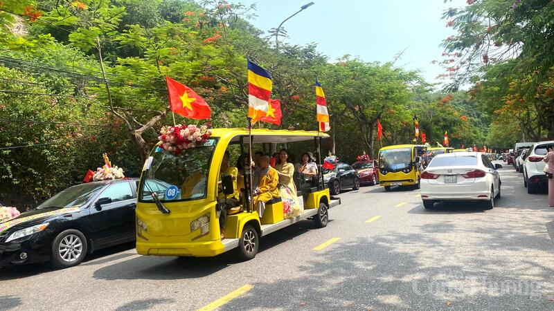 Các đại biểu, nhân dân và đông đảo du khách thực nghi lễ rước Phật.