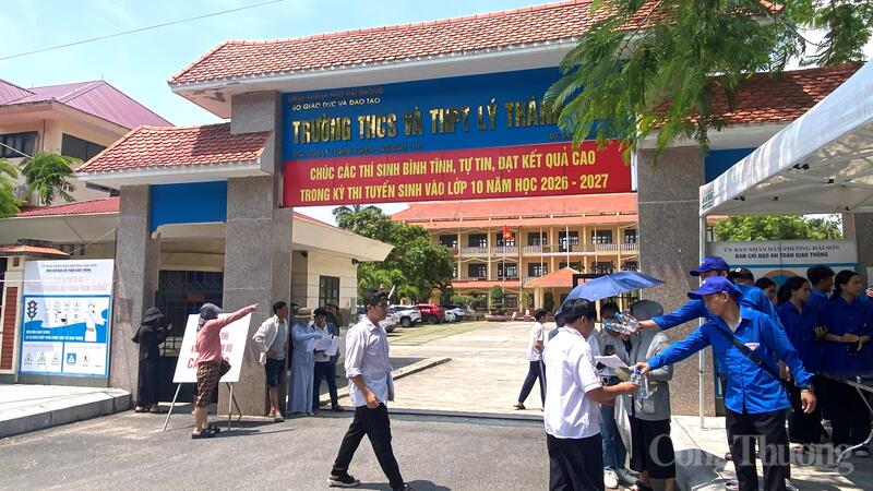 Lực lượng thanh niên tình nguyện tặng thí sinh nước uống.
