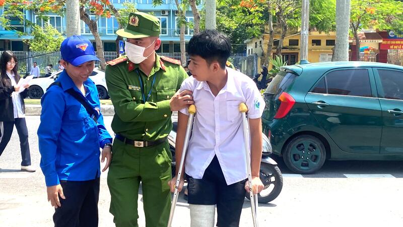 Lực lượng công an và đoàn viên thanh niên tình nguyện hỗ trợ thí sinh đặc biệt tại Điểm thi Trường THCS và THPT Lý Thánh Tông, Hải Phòng.