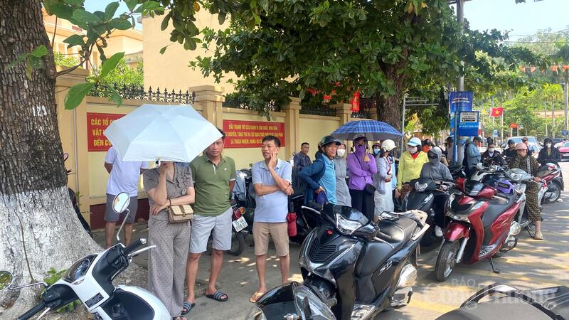 Nhiều phụ huynh chờ con dưới trời nắng, với hy vọng các sĩ tử bình tĩnh, tự tin, thi tốt.