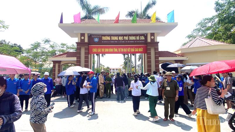 Thời tiết Hải Phòng nắng nóng nhưng lực lượng công an, thanh niên tình nguyện có mặt từ sớm để hỗ trợ thí sinh tham dự kỳ thi tuyển sinh vào lớp 10 THPT tại điểm thi Trường THPT Đồ Sơn, TP. Hải Phòng.