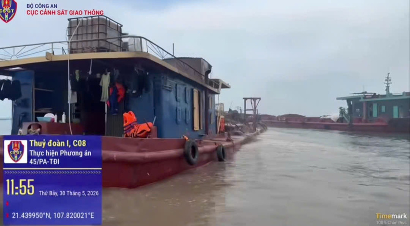Các phương tiện được lai dắt về bến thủy nội địa để thực hiện các thủ tục tạm giữ, xử lý theo quy định. Ảnh: Cục Cảnh sát giao thông