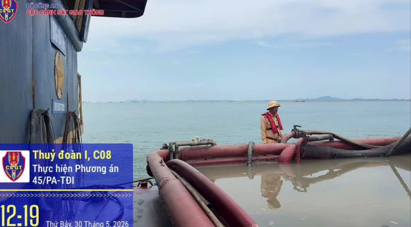 Lực lượng Cảnh sát giao thông kiểm tra kiểm tra 4 phương tiện gắn thiết bị bơm hút cát có dấu hiệu vi phạm trên vùng biển thuộc xã Hải Ninh, tỉnh Quảng Ninh. Ảnh: Cục Cảnh sát giao thông