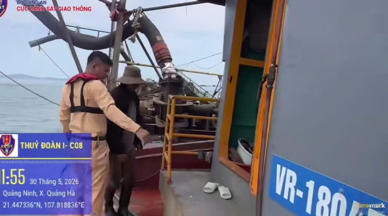 Phát hiện 4 tàu hút nghi khai thác cát trái phép trên biển Quảng Ninh - 1