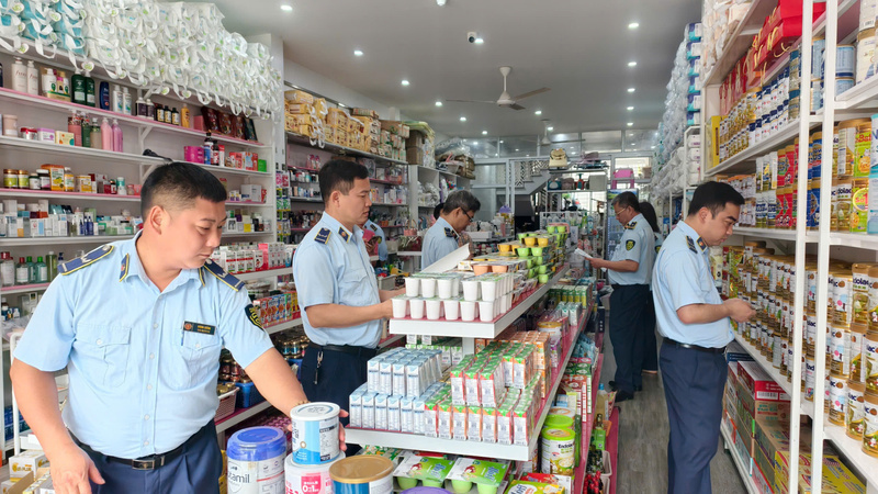 Lực lượng Quản lý thị trường Lào Cai đang tăng cường kiểm tra hoạt động kinh doanh hàng hóa trên địa bàn nhằm ngăn chặn, xử lý nghiêm hàng giả, hàng hóa xâm phạm quyền sở hữu trí tuệ. Ảnh: LN