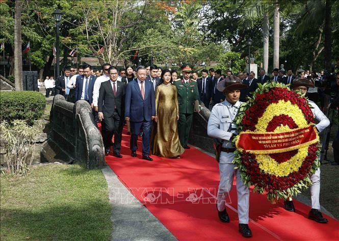 Tổng Bí thư, Chủ tịch nước Tô Lâm và Phu nhân cùng đoàn đại biểu cấp cao Việt Nam đến dâng hoa tại Tượng đài Chủ tịch Hồ Chí Minh trong Công viên ASEAN, thành cổ Intramuros. Ảnh: Thống Nhất/TTXVN
