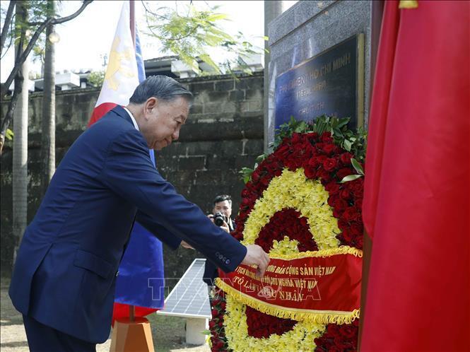Tổng Bí thư, Chủ tịch nước Tô Lâm dâng hoa tại Tượng đài Chủ tịch Hồ Chí Minh trong Công viên ASEAN, thành cổ Intramuros. Ảnh: Thống Nhất/TTXVN