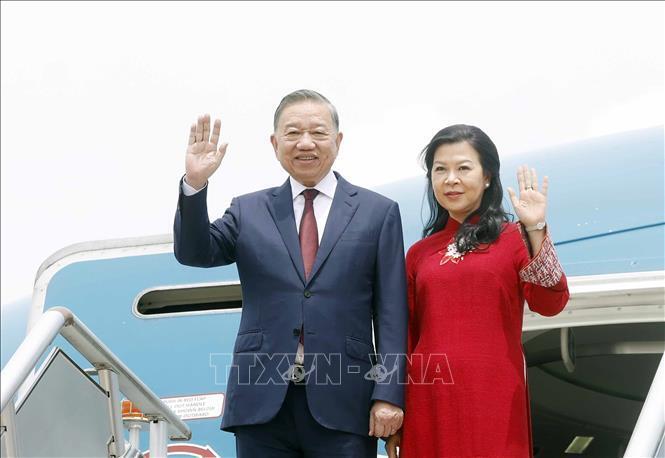 Tổng Bí thư, Chủ tịch nước Tô Lâm và Phu nhân đến sân bay quân sự Villamor Airbase, Manila. Ảnh: Thống Nhất/TTXVN