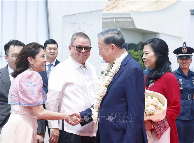 Tổng Bí thư, Chủ tịch nước Tô Lâm và Phu nhân đến Manila, bắt đầu chuyến thăm cấp Nhà nước tới Philippines. Ảnh: Thống Nhất/TTXVN