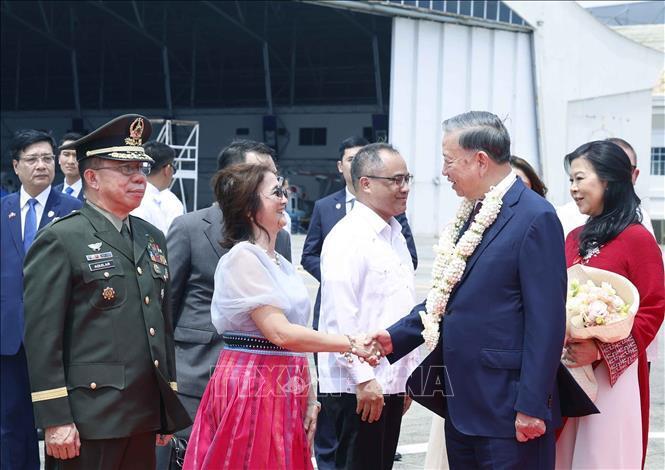 Các quan chức Chính phủ Philippines đón Tổng Bí thư, Chủ tịch nước Tô Lâm và Phu nhân tại sân bay quân sự Villamor Airbase, Manila. Ảnh: Thống Nhất/TTXVN