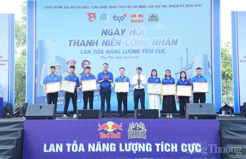 Trung ương Hội LHTN Việt Nam đã tặng Bằng khen cho 9 cá nhân có thành tích xuất sắc đang công tác tại khu công nghiệp, khu chế xuất