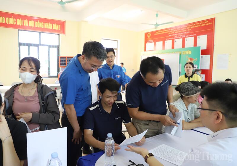 Các y bác sĩ khám bệnh cho thanh niên công nhân