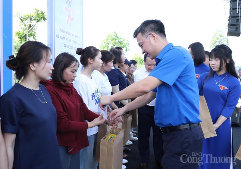 Trao quà cho thanh niên công nhân
