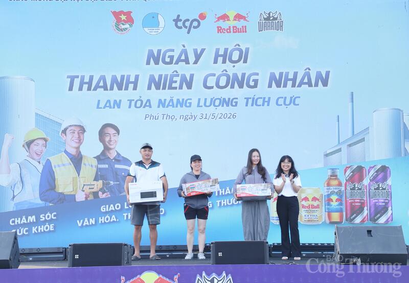 Ban tổ chức trao quà tặng thanh niên công nhân tại ngày hội