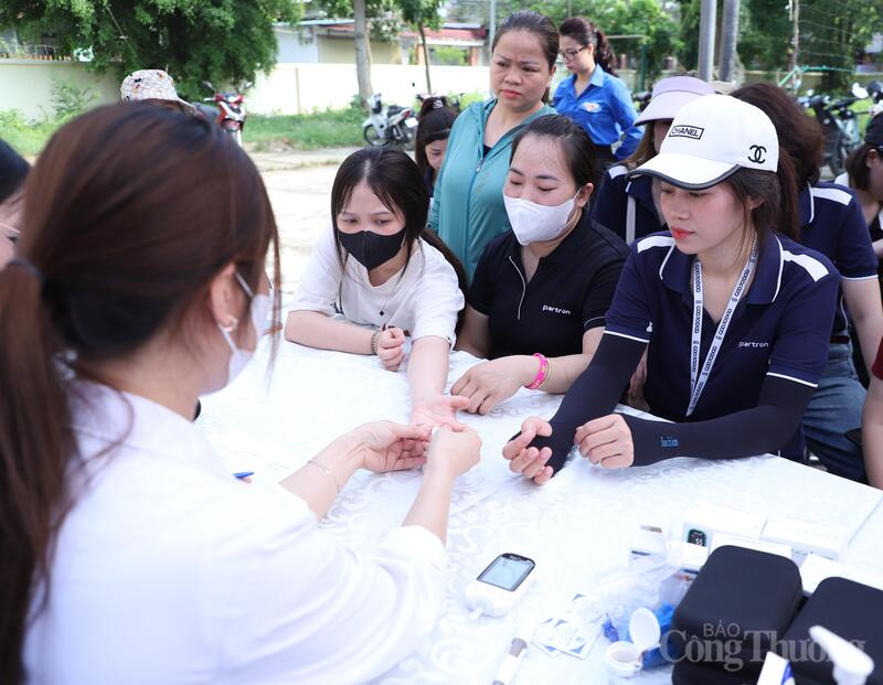 Bác sĩ thực hiện thăm khám cho công nhân tại ngày hội Thanh niên công nhân năm 2026.