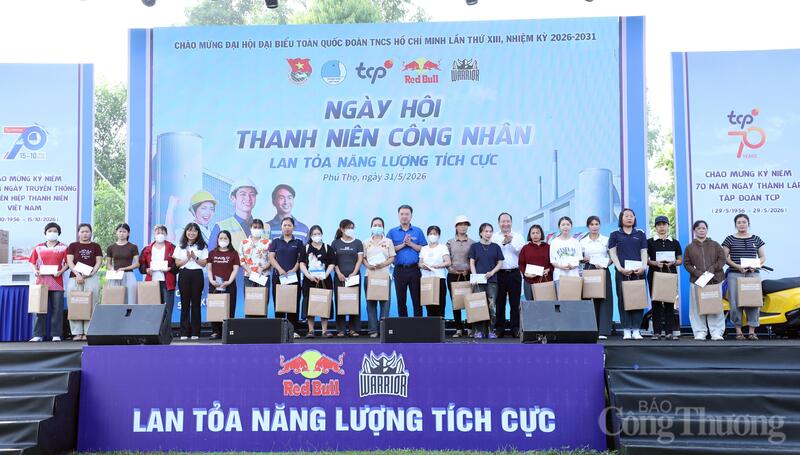 Trao quà cho 20 thanh niên công nhân có hoàn cảnh khó khăn