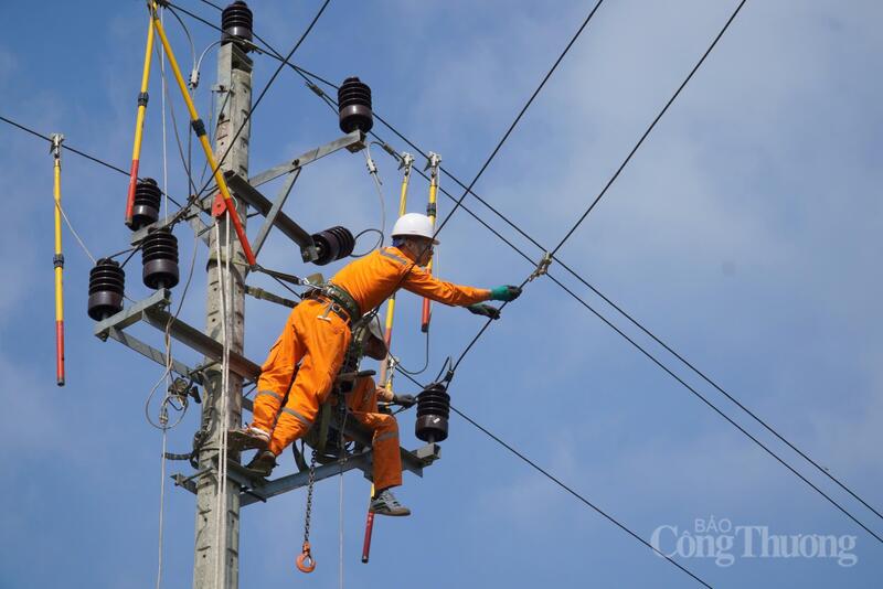 Cùng với yêu cầu tăng trưởng cao, hệ thống điện quốc gia đang phải đối mặt với áp lực vận hành lớn do tác động của biến đổi khí hậu.