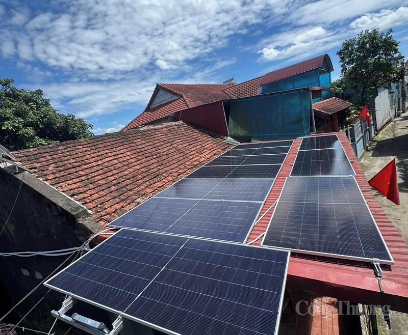 Gia đình chị Lan Anh đã đầu tư lắp đặt hệ thống điện mặt trời mái nhà để phục vụ nhu cầu sinh hoạt hằng ngày.
