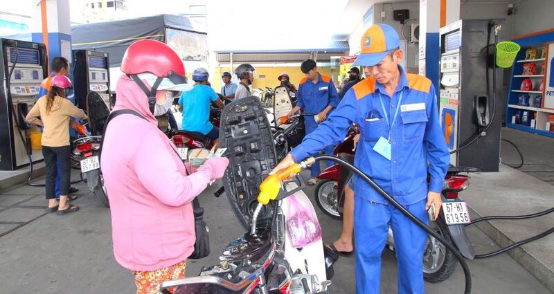 Tại An Giang, Sở Công Thương tỉnh đẩy mạnh tuyên truyền về tiêu dùng xanh, nâng cao nhận thức của người dân đối với việc sử dụng nhiên liệu sinh học xăng E10 từ ngày 1/6 - Ảnh: Lê Vinh.