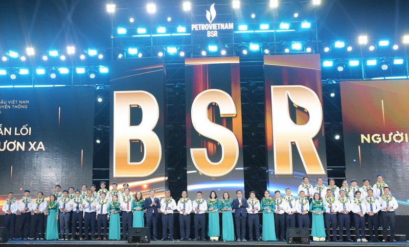 Lãnh đạo BSR tôn vinh những người lao động tiêu biểu của Tổng công ty. Ảnh: BSR