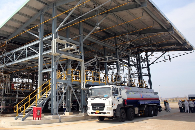 Xe bồn nhập sản phẩm ngay sau khi dự án được khánh thành. Ảnh: BSR