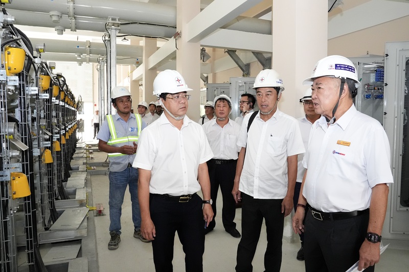 Ông Phạm Quốc Bảo - Chủ tịch HĐTV EVNHCMC (ngoài cùng, bên phải) kiểm tra tiến độ các hạng mục cuối cùng của dự án Trạm 220kV Vĩnh Lộc. Ảnh: EVNHCMC.