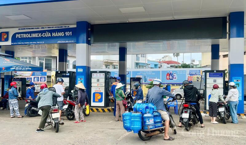 Ngày 1/6, cùng với cả nước, toàn bộ hơn 700 cửa hàng kinh doanh xăng dầu trên địa bàn tỉnh Gia Lai chính thức triển khai bán xăng sinh học E10 theo quy định tại Thông tư số 50/2025/TT-BCT của Bộ Công Thương. Ảnh: Hiền Mai