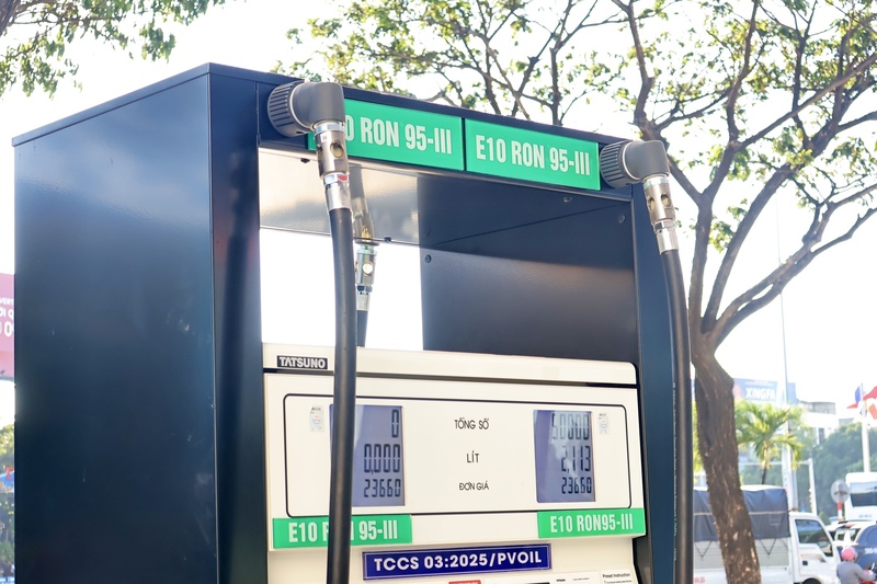 Các doanh nghiệp xăng dầu chuẩn bị sẵn sàng về bồn bể, cột bơm và hệ thống kỹ thuật trước khi chuyển đổi sang xăng E10. Ảnh: Diễm Phúc