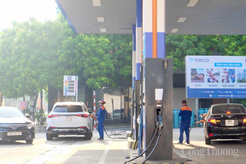 Ghi nhận tại Cửa hàng Xăng dầu số 201 Petrolimex, đường Mê Linh, phường Vĩnh Phúc, (tỉnh Phú Thọ) sáng 1/6, nhiều phương tiện đã có mặt để tiếp nhiên liệu.