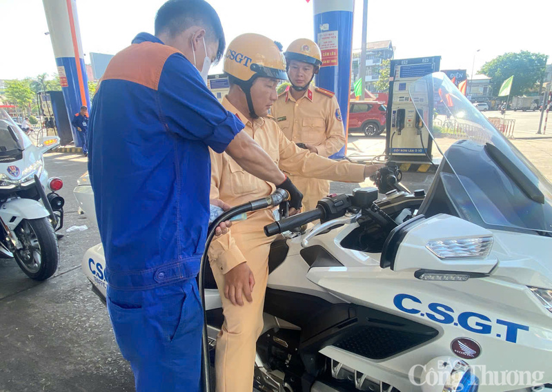 Xe đặc chủng của lực lượng Cảnh sát giao thông đổ xăng E10